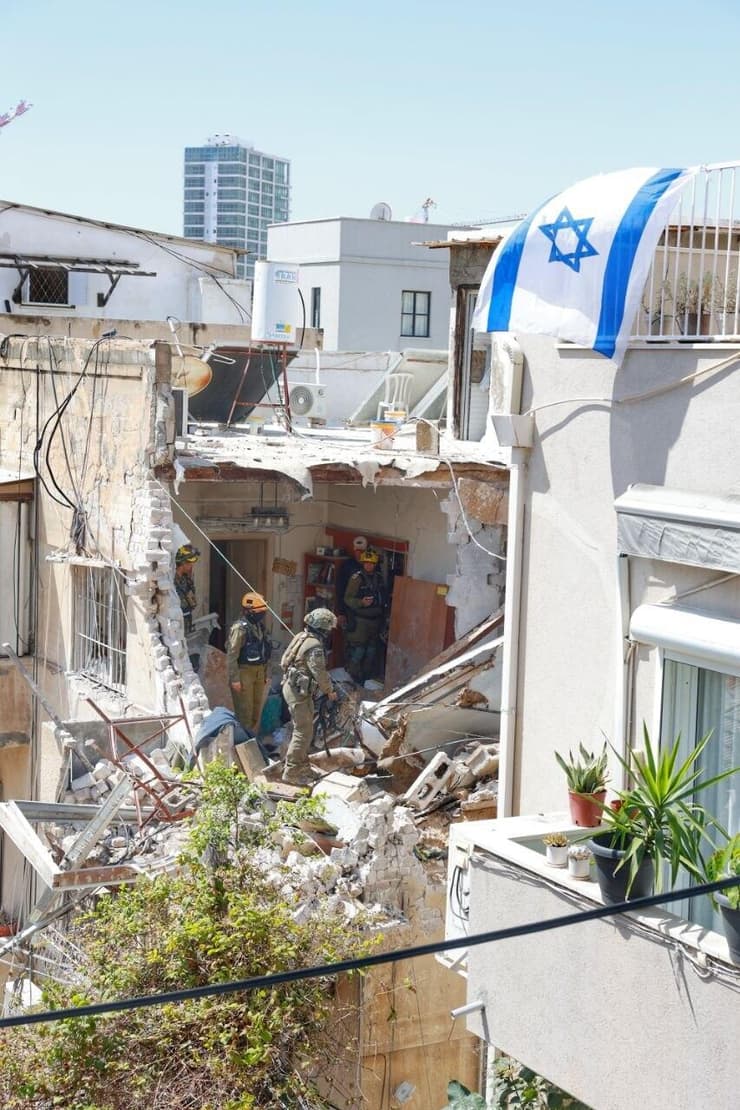 זירת פגיעה בתל אביב לפני הצהריים (צילום: דנה קופל) זירת הפגיעה בתל אביב