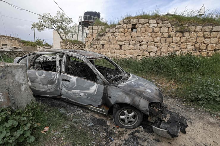 מכונית שהוצתה בכפר ג'אלוד, הבוקר (צילום: Zain JAAFAR / AFP) הנזקים בכפר ג’אלוד