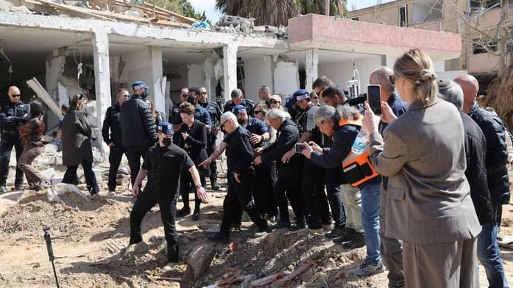 רה"מ בזירה בדימונה (צילום: אלכס קולומויסקי ) נתניהו בזירה בדימונה