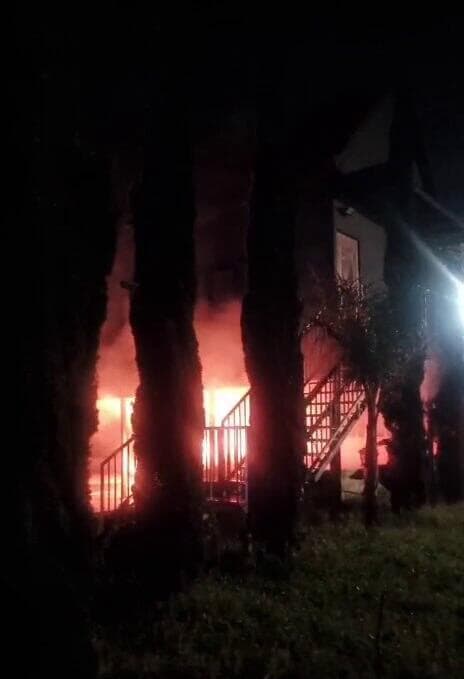 אש בוערת באחד המבנים שהוצתו שריפת בתים וכלי רכב בג׳נין