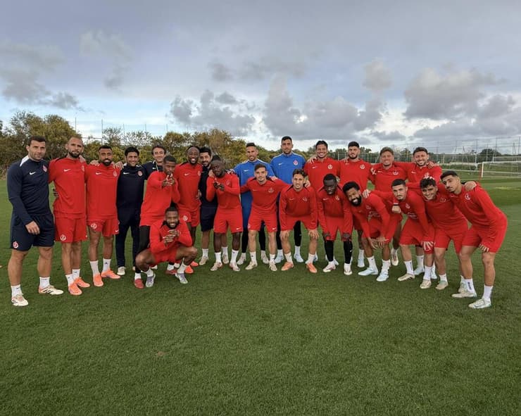 שחקני הפועל ת"א במחנה האימון בקפריסין