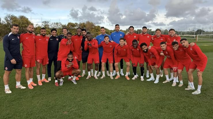 שחקני הפועל ת"א במחנה האימון בקפריסין (צילום: הפועל ת"א) שחקני הפועל ת"א במחנה האימון בקפריסין