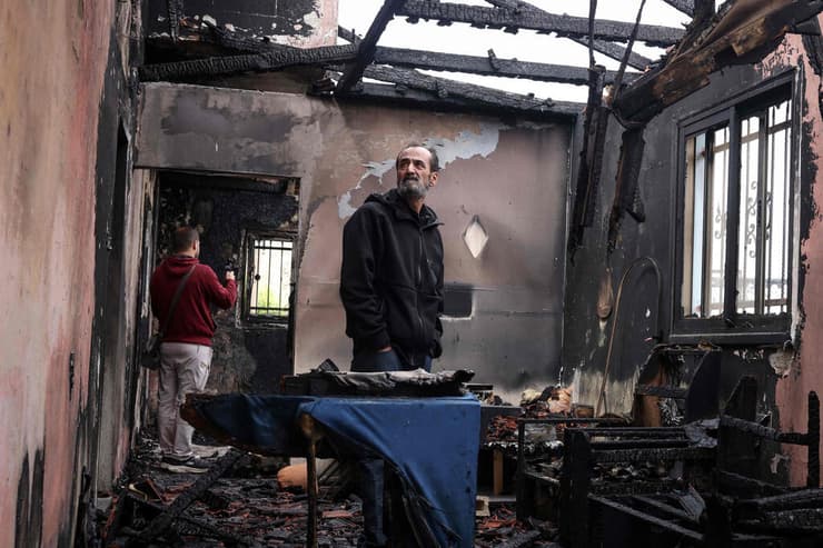 גם מבנה הוצת שם (צילום: JAAFAR / AFP) הנזקים בפנדקומייה