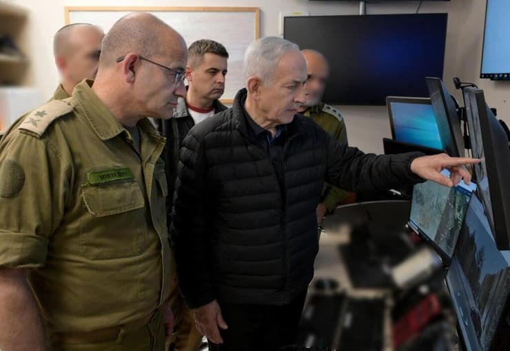 ראש הממשלה בנימין נתניהו מקבל עדכון על אירוע הנפילה בערד בחדר המצב