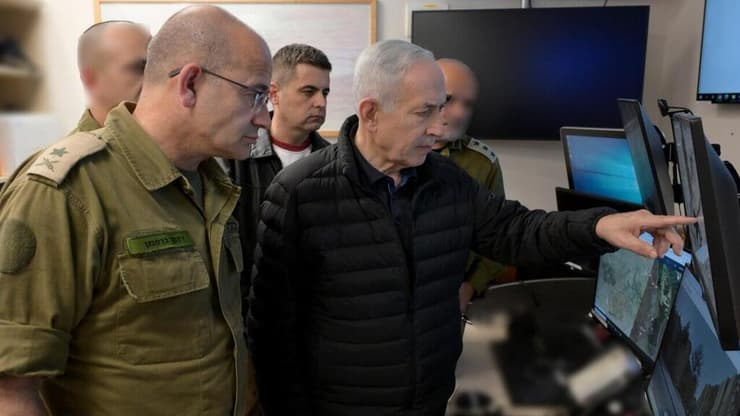 נתניהו בחדר המצב (- צילום: אבי אוחיון/ לע״מ) ראש הממשלה בנימין נתניהו מקבל עדכון על אירוע הנפילה בערד בחדר המצב