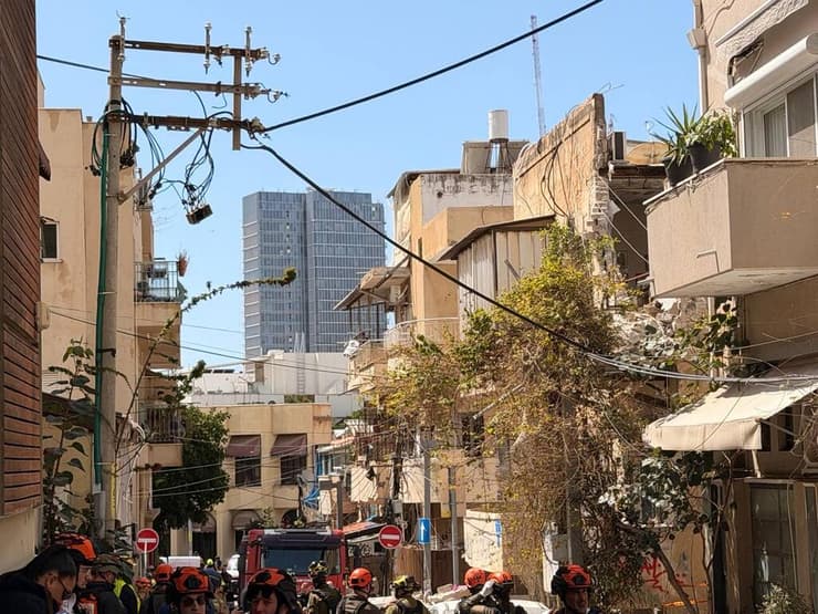 כוחות החירום בתל אביב, לפני הצהריים (צילום: ליהיא גורדון ) זירת הפגיעה בתל אביב