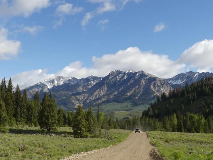 רכב נוסע בדרך עפר באיידהו, ארצות הברית. פעמים רבות ההשפעה של רעש מדרכי עפר אינה נלקחת בחשבון בהיבט הסביבתי, אולם דווקא דרכים אלו עם נפח תנועה נמוך חוצות שטחים בעלי ערכיות אקולוגית גבוהה (צילום: יעל לנרד) רכב נוסע בדרך עפר באיידהו, ארצות הברית. פעמים רבות ההשפעה של רעש מדרכי עפר אינה נלקחת בחשבון בהיבט הסביבתי, אולם דווקא דרכים אלו עם נפח תנועה נמוך חוצות שטחים בעלי ערכיות אקולוגית גבוהה