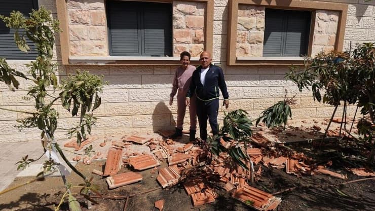 רחל ואבי שבנם ניצל בנובה, לצד הנזקים מהפגיעה: "טראומה זה טראומה, עכשיו יותר" (צילום: אלכס קולומויסקי) הזירה בדימונה