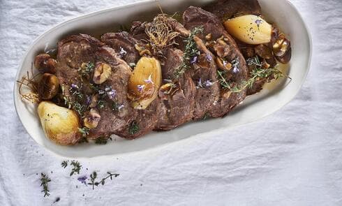 כתף עגל בערמונים ובצלצלים מתוקים