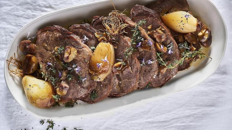 כתף עגל בערמונים ובצלצלים מתוקים