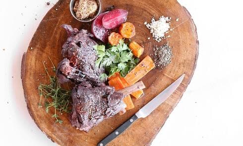 אוסובוקו טלה בירקות ויין