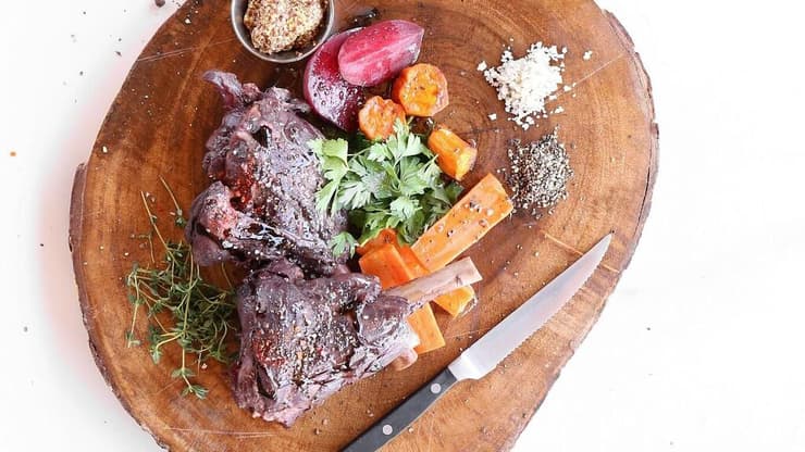 אוסובוקו טלה בירקות ויין