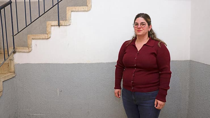 עדי זיבלי. שוב בבניין עם מקלט לא תקין (צילום: עוז מועלם) עדי זיבלי. שוב בבניין עם מקלט לא תקין