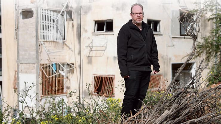 אילן ברקוביץ'. חלפו 9-8 חודשים והבניין עדיין עומד הרוס (צילום: ירון ברנר) אילן ברקוביץ'. חלפו 8־9 חודשים, והבניין עדיין עומד הרוס