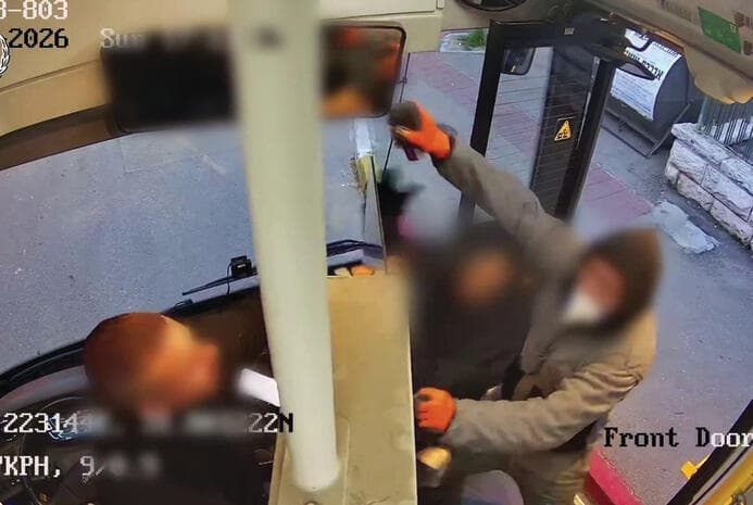 תקיפת נהג אוטובוס (צילום: מצלמת אבטחה, דוברות המשטרה) תקיפת נהג אוטובוס