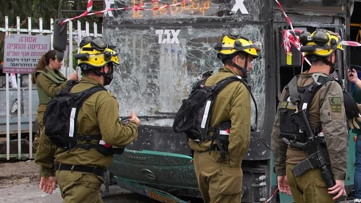 נהג אוטובוס נפצע קשה מפגיעת רקטה בקריית שמונה (צילום: אפי שריר ) זירת הנפילה בקריית שמונה