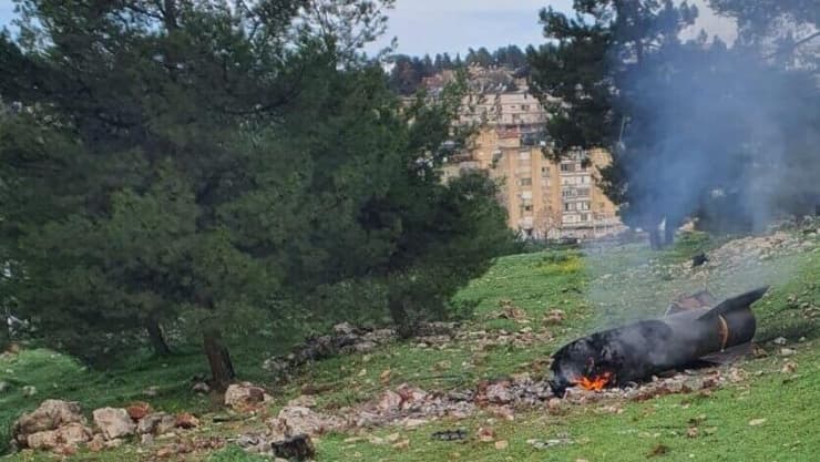 שבר יירוט בצפת (צילום: כבאות והצלה לישראל) נפילת שברי מיירט בצפת