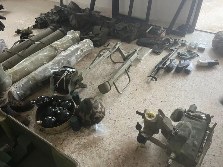 אמל"ח שאותר ע"י כוחות צה"ל בזמן עצרו מחבלים חמושים מיחידת 'כוח רדואן' בדרום לבנון