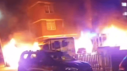 מתקפה אנטישמית חמורה: שלושה רעולי פנים הציתו הלילה את צי האמבולנסים של ארגון הצלה בלונדון סמוך לבית הכנסת בשכונת גולדרז גרין