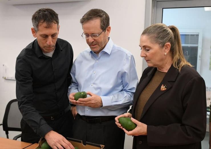 נשיא המדינה עם האבוקדו האחרונים שקטף עופר ״פושקו״ מוסקוביץ׳ ז״ל
