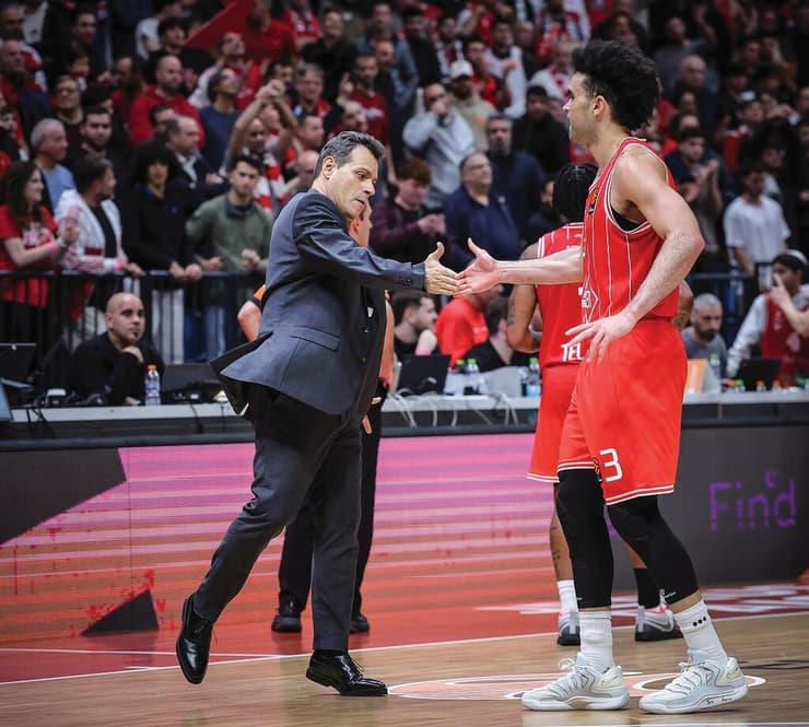 מאמן הפועל ת"א דימיטריס איטודיס עם אלייז'ה בראיינט