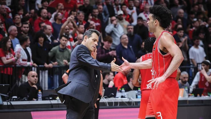 מאמן הפועל ת"א דימיטריס איטודיס עם אלייז'ה בראיינט