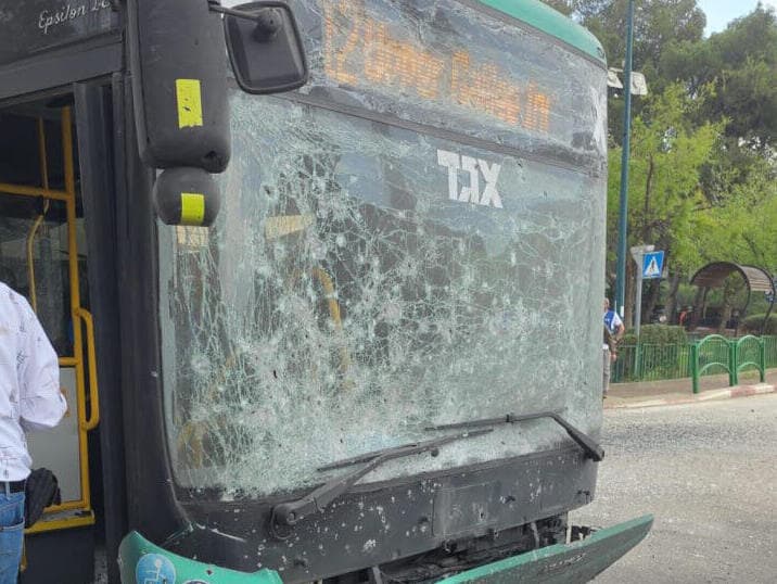 אוטובוס שנפגע בקריית שמונה (צילום: איחוד והצלה לישראל) אוטובוס שנפגע מנפילת רסיס בקריית שמונה