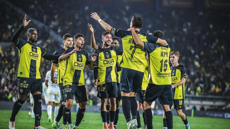 שחקני בית"ר. רק רוצים לרקוד שוב