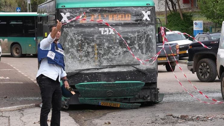 400 בורות בכביש כתוצאה מפגיעות ישירות לא תוקנו. זירת נפילה בקריית שמונה, שלשום (צילום: אפי שריר) זירת הנפילה בקריית שמונה