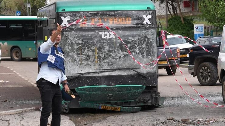 "הממשלה נכנעת לטרור - ועוצרת את הלחימה החשובה בלבנון". זירת פגיעה בקריית שמונה (צילום: אפי שריר ) זירת הנפילה בקריית שמונה