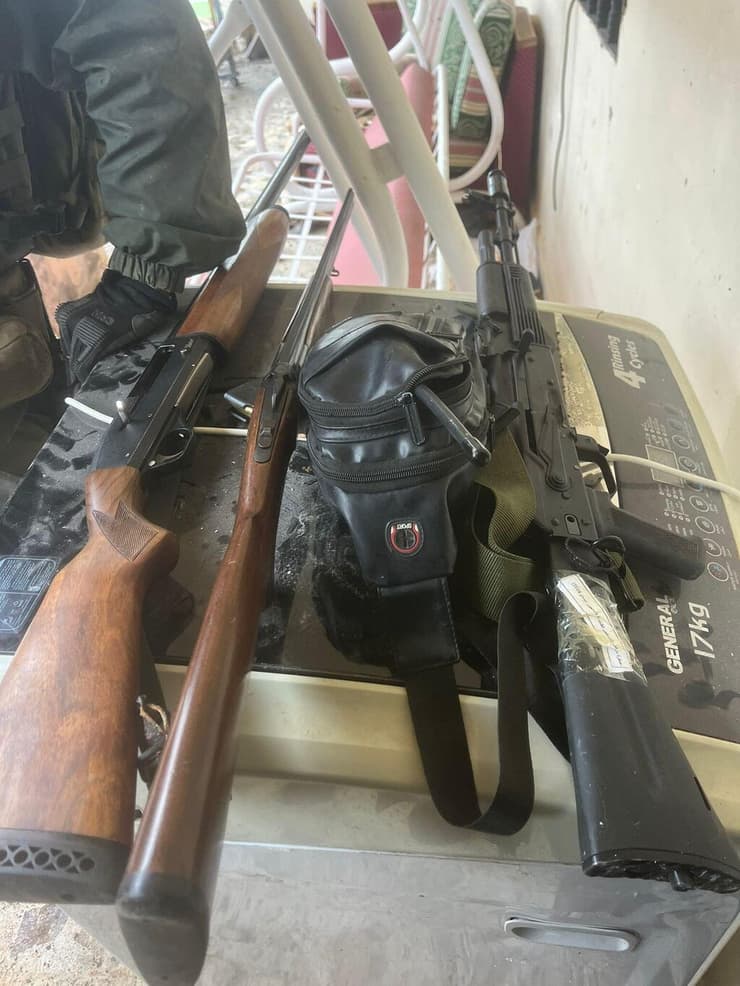 אמל"ח שאותר ע"י כוחות צה"ל בזמן עצרו מחבלים חמושים מיחידת 'כוח רדואן' בדרום לבנון