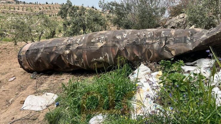 חלק מטיל איראני שיורט ונפל באזור חברון שריד מטיל איראני שיורט ונפל בכפר נובא