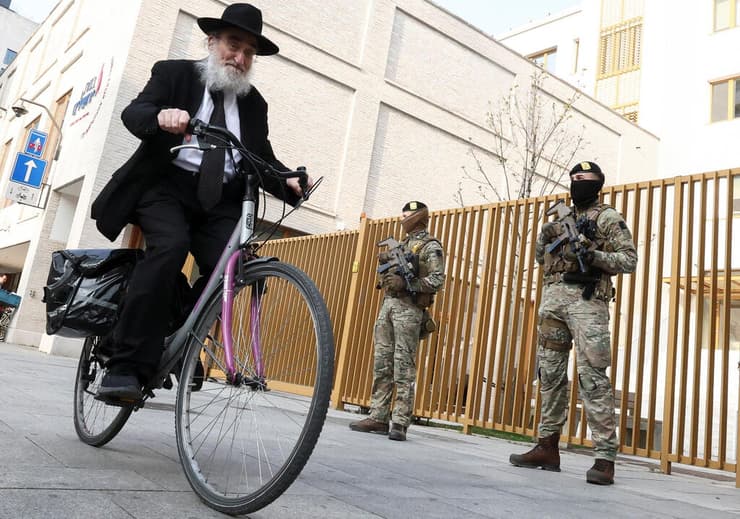 חיילים חמושים מאבטחים את בתי הכנסת בבלגיה