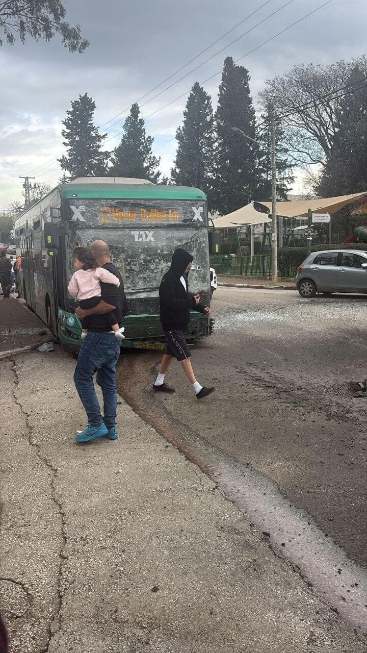 אוטובוס שנפגע מנפילת רסיס בקריית שמונה