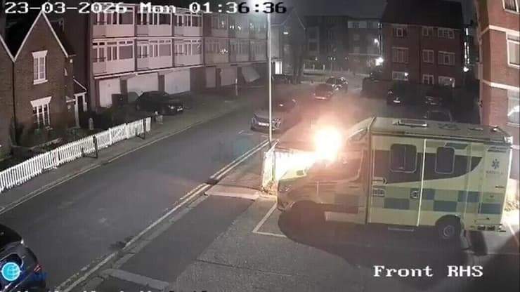 מתקפה אנטישמית חמורה: שלושה רעולי פנים הציתו הלילה את צי האמבולנסים של ארגון הצלה בלונדון סמוך לבית הכנסת בשכונת גולדרז גרין