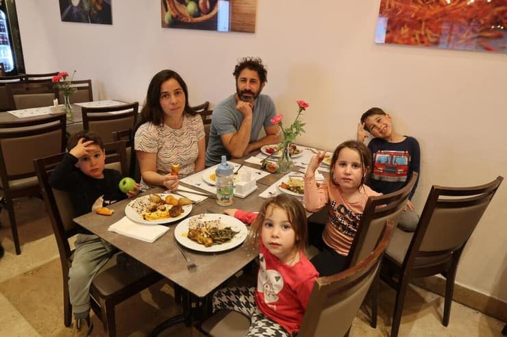  המפונים למלון רמאדה בנתניה: כרגע מדובר במבוגרים שמתקשים להגיע למקלטים ובמשפחות עם ילדים