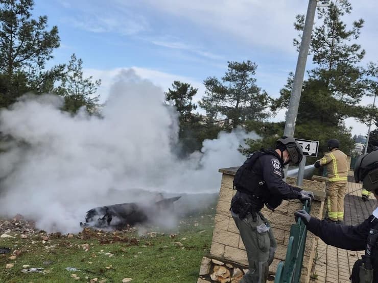 נפילה בצפת, אתמול (צילום: כבאות והצלה לישראל) נפילת שברי מיירט בצפת