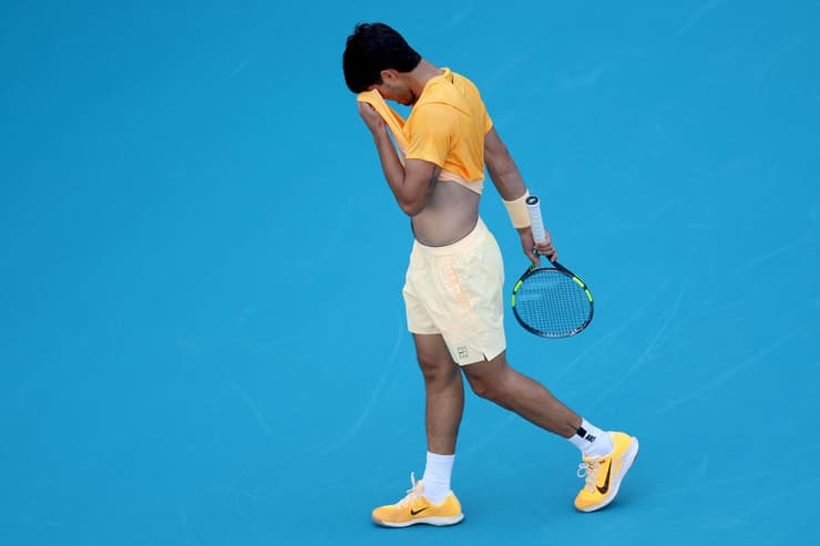 לא היום שלו. אלקראס (צילום: MATTHEW STOCKMAN / GETTY IMAGES NORTH AMERICA / AFP) אלקראס