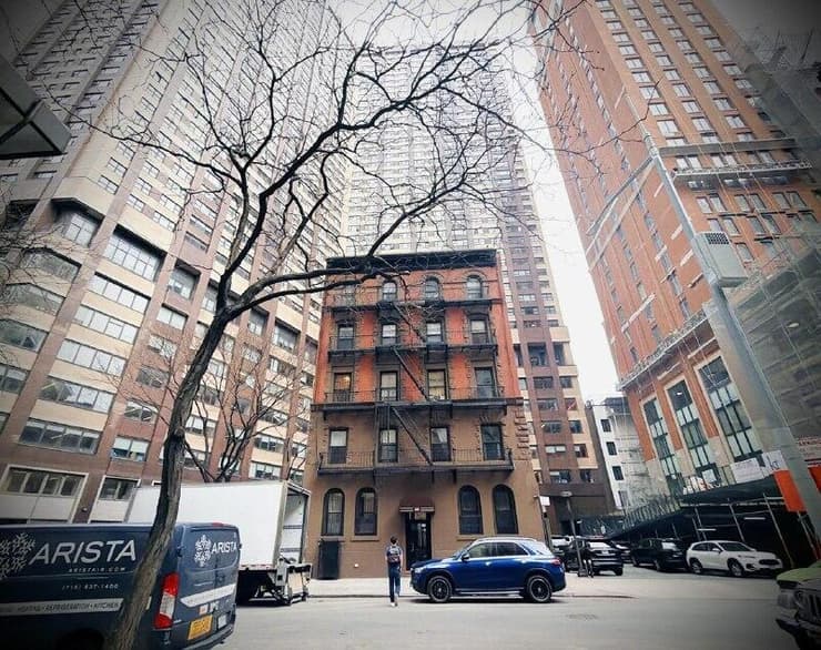 רחוב 85 וסנטרל פארק ווסט. כמו שרידים של עיר אחרת הבניינים ברחוב 85 וסנטרל פארק ווסט