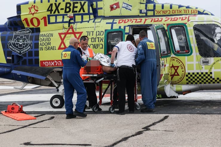 תיעוד: מפינויו של נהג אוטובוס שנפצע באורח קשה מפגיעת רסיס בקריית שמונה