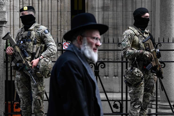 חיילים חמושים מאבטחים את בית הכנסת במרכז אנטוורפן