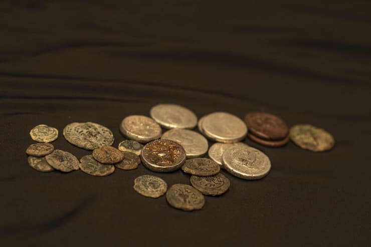 כמה מהמטבעות העתיקים שנתפסו אצל הרופא