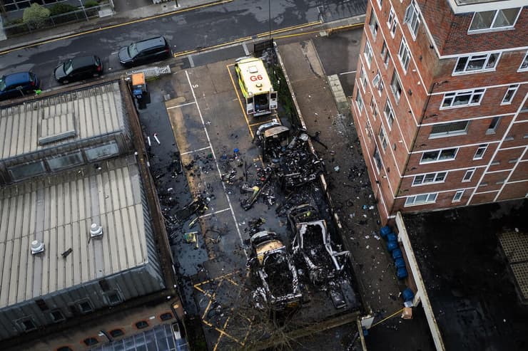 האמבולנסים שהוצתו (צילום: Leon Neal / Getty Images) לונדון: הוצתו ארבעה אמבולנסים של ארגון הצלה יהודי
