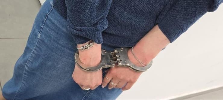 האישה באזיקים