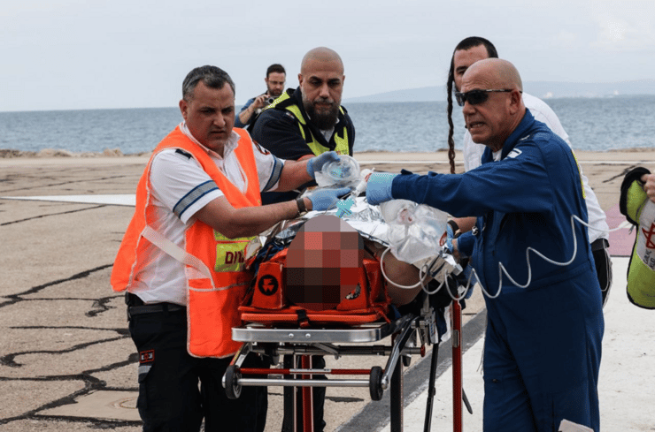 תיעוד: מפינויו של נהג אוטובוס שנפצע באורח קשה מפגיעת רסיס בקריית שמונה