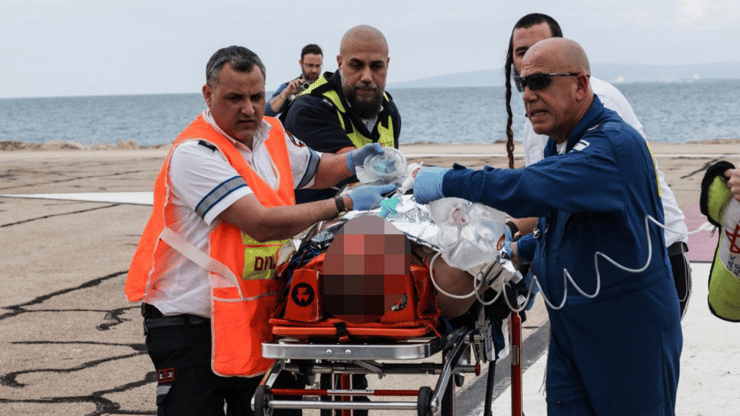 תיעוד: מפינויו של נהג אוטובוס שנפצע באורח קשה מפגיעת רסיס בקריית שמונה