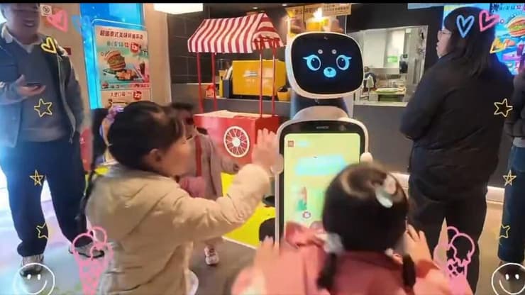 הרובוטים האנושיים בסניף מקדונלד'ס בשנגחאי