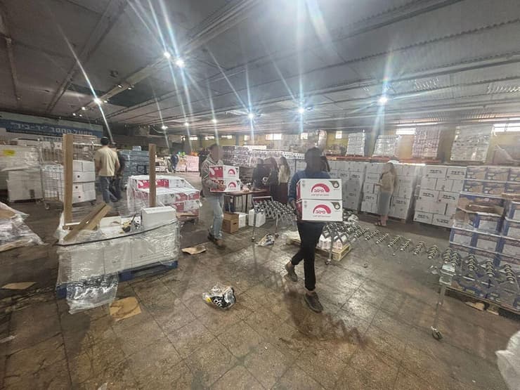 אורזים חבילות מזון