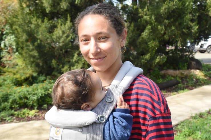 "ישנה עם המנשא עליי". אלישה מורדוך עם בנה התינוק   