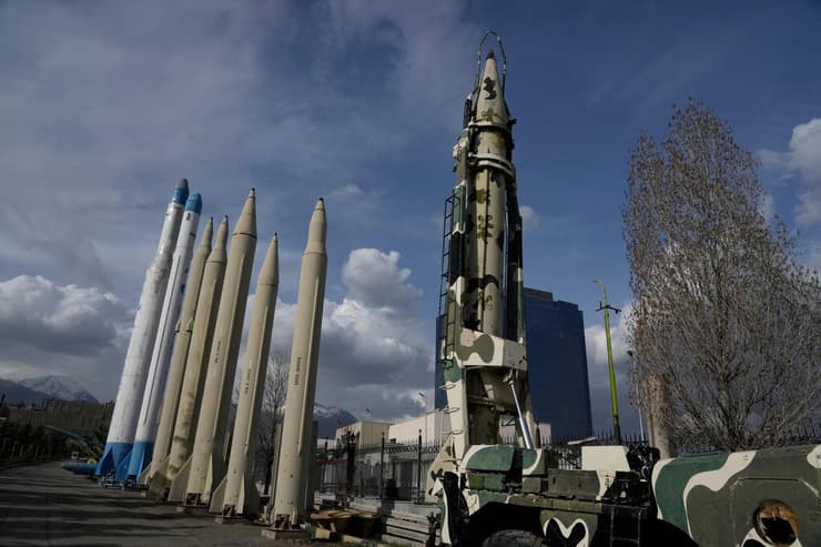 תצוגת טילים בטהרן. "לכודים בין מעצמות משוגעות" (צילום: AP Photo/Vahid Salemi) תצוגת טילים בטהרן